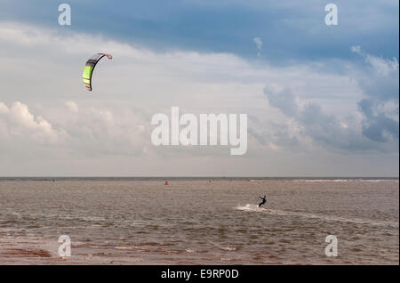 Un kite surfer sur un jour de vent à Exmouth dans le Devon, Royaume-Uni. De bonnes conditions pour le kite surf. Banque D'Images