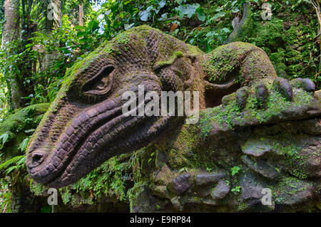 La sculpture d'un Dragon de Komodo, Sacred Monkey Forest, Ubud, Bali, Indonésie Banque D'Images