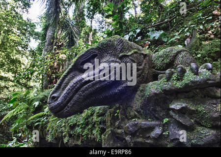 La sculpture d'un Dragon de Komodo, Sacred Monkey Forest, Ubud, Bali, Indonésie Banque D'Images