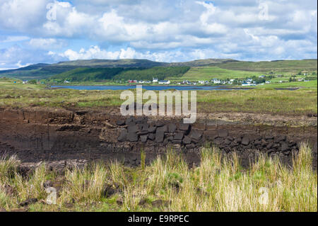 Coupe de gazon Turves traditionnel tourbière de carburant ont de l'impact environnemental, le Loch Dunvegan, Isle of Skye, dans l'ouest de l'ECOSSE Banque D'Images