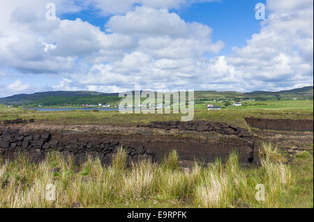 Coupe de gazon Turves traditionnel tourbière de carburant ont de l'impact environnemental, le Loch Dunvegan, Isle of Skye, dans l'ouest de l'ECOSSE Banque D'Images