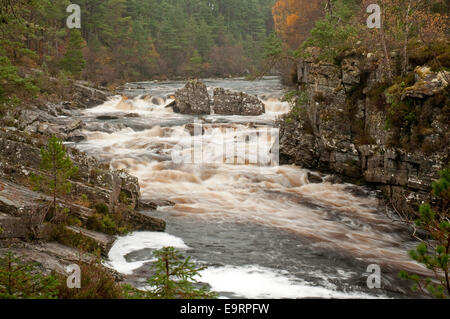 Blackwater rivière en crue après de fortes pluies d'automne Banque D'Images