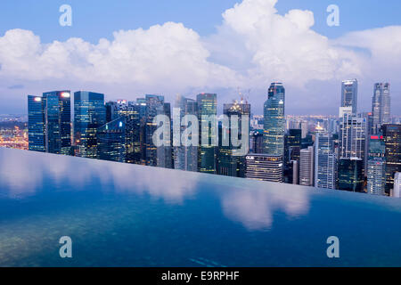 Le centre-ville du quartier financier central au lever du soleil vu de la piscine à débordement du Marina Bay Sands, Singapour Banque D'Images