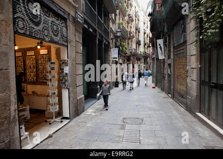 Ouvrir une boutique de souvenirs sur la rue étroite dans le quartier gothique de Barcelone, en Catalogne, Espagne. Banque D'Images