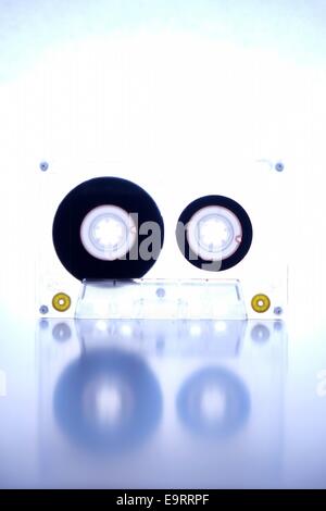 Cassette audio sur fond blanc Banque D'Images