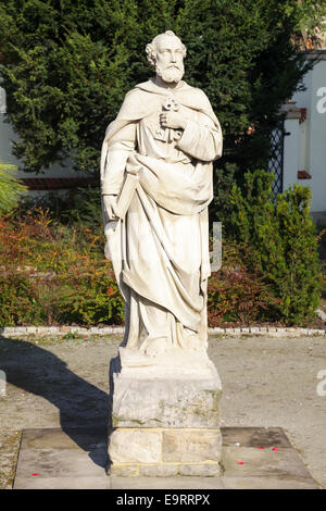 Statue de saint Pierre dans le jardin de l'église St Pierre et Paul, Wroclaw, Pologne Banque D'Images
