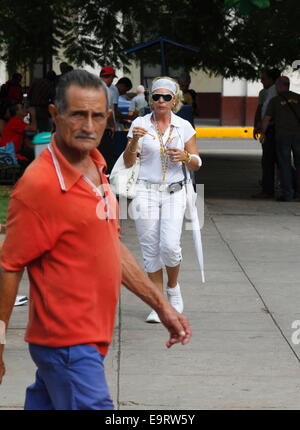 Totalement blancs habillés des profils femme marche dans les rues de Matanzas, Cuba Banque D'Images