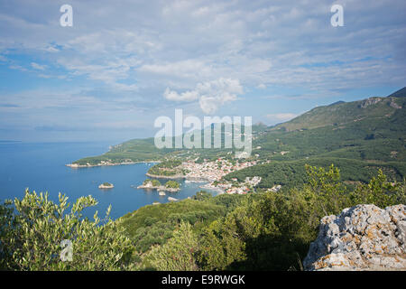 L'Épire, Grèce. Une vue le long de la côte ionienne, avec la ville et la baie de Parga au loin. 2014. Banque D'Images