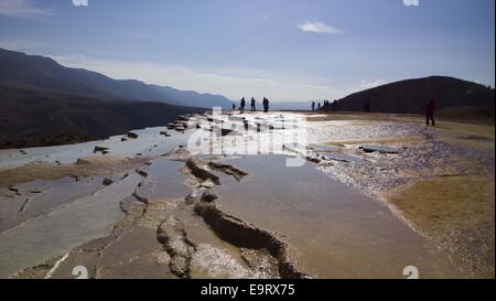 31 octobre 2014 - Badab-e Iran, Surt - Octobre 31, 2014 - Badab-e Surt, Iran - les Iraniens se tenir sur l'Badab-e (Surt Surt gazés du site naturel de l'eau) 183km (114 milles) au nord-est de l'Iran, au cours d'une semaine calendrier iranien. Morteza Nikoubazl/ZUMAPRESS Morteza Nikoubazl © ZUMA/wire/Alamy Live News Banque D'Images