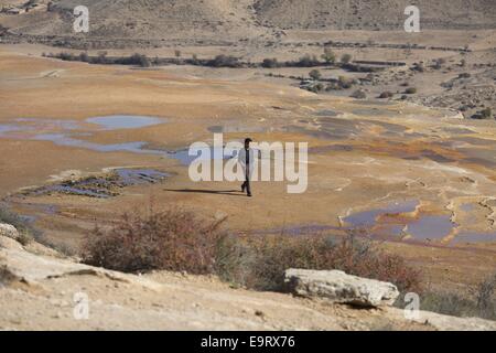 31 octobre 2014 - Badab-e Iran, Surt - Octobre 31, 2014 - Badab-e Surt, Iran - un homme marche sur le Badab-e (Surt Surt a gazé l'eau) site naturel de 183 km (114 miles) au nord-est de l'Iran, au cours d'une semaine calendrier iranien. Morteza Nikoubazl/ZUMAPRESS Morteza Nikoubazl © ZUMA/wire/Alamy Live News Banque D'Images