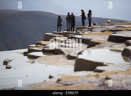 31 octobre 2014 - Badab-e Iran, Surt - Octobre 31, 2014 - Badab-e Surt, Iran - les Iraniens se tenir sur l'Badab-e (Surt Surt gazés du site naturel de l'eau) 183km (114 milles) au nord-est de l'Iran, au cours d'une semaine calendrier iranien. Morteza Nikoubazl/ZUMAPRESS Morteza Nikoubazl © ZUMA/wire/Alamy Live News Banque D'Images