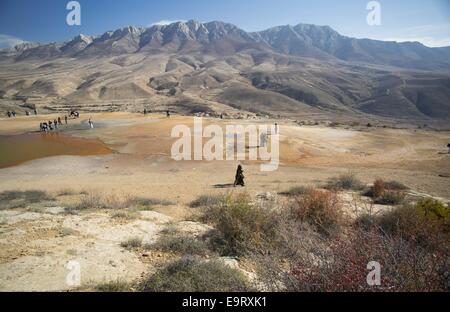 31 octobre 2014 - Badab-e Iran, Surt - Octobre 31, 2014 - Badab-e Surt, Iran - les Iraniens visiter le Badab-e (Surt Surt a gazé l'eau) site naturel de 183 km (114 miles) au nord-est de l'Iran, au cours d'une semaine calendrier iranien. Morteza Nikoubazl/ZUMAPRESS Morteza Nikoubazl © ZUMA/wire/Alamy Live News Banque D'Images