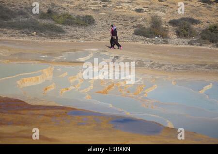 31 octobre 2014 - Badab-e Iran, Surt - Octobre 31, 2014 - Badab Surt-e, l'Iran - un couple iranien marcher sur le Badab-e (Surt Surt a gazé l'eau) site naturel de 183 km (114 miles) au nord-est de l'Iran, au cours d'une semaine calendrier iranien. Morteza Nikoubazl/ZUMAPRESS Morteza Nikoubazl © ZUMA/wire/Alamy Live News Banque D'Images