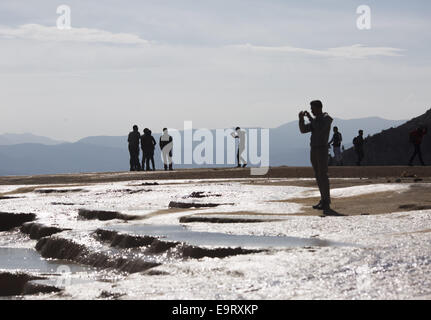 31 octobre 2014 - Badab-e Iran, Surt - Octobre 31, 2014 - Badab-e Surt, Iran - les Iraniens de prendre des photos lors de la visite de l'e-Badab (Surt Surt gazés du site naturel de l'eau) 183km (114 milles) au nord-est de l'Iran, au cours d'une semaine calendrier iranien. Morteza Nikoubazl/ZUMAPRESS Morteza Nikoubazl © ZUMA/wire/Alamy Live News Banque D'Images