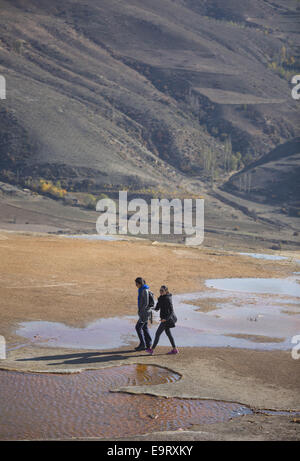 31 octobre 2014 - Badab-e Iran, Surt - Octobre 31, 2014 - Badab Surt-e, l'Iran - les femmes iraniennes à pied sur le Badab-e (Surt Surt a gazé l'eau) site naturel de 183 km (114 miles) au nord-est de l'Iran, au cours d'une semaine calendrier iranien. Morteza Nikoubazl/ZUMAPRESS Morteza Nikoubazl © ZUMA/wire/Alamy Live News Banque D'Images