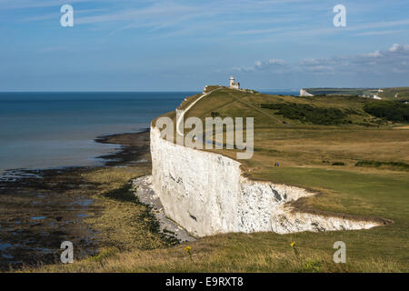 À la recherche de l'autre côté de la plage et les falaises de craie de Beachy Head à Belle Tout le phare sur la côte sud de l'Angleterre, l'East Sussex. Banque D'Images