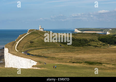 À la recherche de l'autre côté de la plage et les falaises de craie de Beachy Head à Belle Tout le phare sur la côte sud de l'Angleterre, l'East Sussex. Banque D'Images