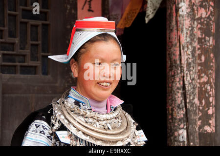 Femme gejia avec usure traditionnelle et en argent, matang, province de Guizhou, Chine Banque D'Images