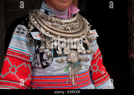 Détail de l'usure traditionnelle et en argent d'une femme gejia, matang, province de Guizhou, Chine Banque D'Images