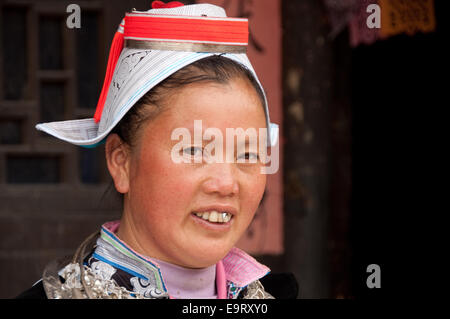 Femme gejia avec coiffe traditionnelle avec orange rouge glands, matang, province de Guizhou, Chine Banque D'Images