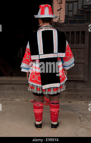 Vue arrière du femme gejia avec usure traditionnelle et en argent, matang, province de Guizhou, Chine Banque D'Images