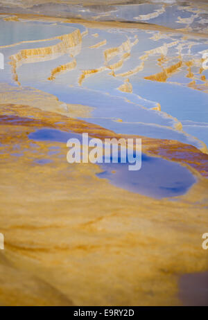 31 octobre 2014 - Badab-e Iran, Surt - Octobre 31, 2014 - Badab Surt-e, l'Iran - une vue sur la Badab-e (Surt Surt a gazé l'eau) site naturel de 183 km (114 miles) au nord-est de l'Iran, est photographié pendant un week-end calendrier iranien. Morteza Nikoubazl/ZUMAPRESS Morteza Nikoubazl © ZUMA/wire/Alamy Live News Banque D'Images