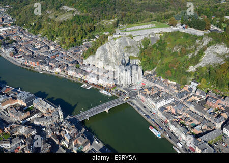 VUE AÉRIENNE.La citadelle médiévale donne sur la Collégiale de notre Dame, sur la rive droite de la Meuse.Dinant, Wallonie, Belgique. Banque D'Images