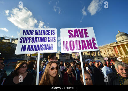 Londres, Royaume-Uni. 1er novembre 2014. Des centaines de kurdes et partisans rassemblement à Trafalgar Square, Londres, en solidarité avec les Kurdes d'Kobane Crédit : Voir Li/Alamy Live News Banque D'Images