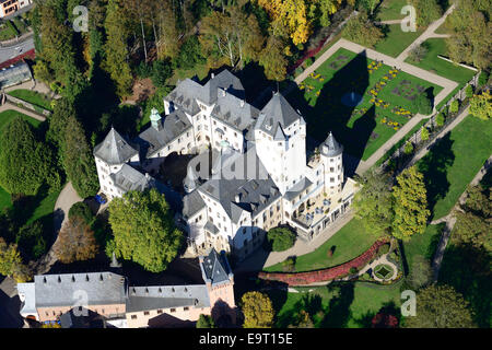 VUE AÉRIENNE.Château de Berg à l'automne.Colmar-Berg, Luxembourg District, Luxembourg. Banque D'Images