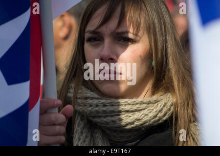 Athènes, Grèce. 1er novembre 2014. Des milliers de personnes se rassemblent devant le parlement à la place Syntagma pour protester contre l'austérité. La manifestation massive a été organisée par des centaines de syndicats autour de la Grèce, la plupart d'entre eux sont affiliés au parti communiste. Credit : Nikolas Georgiou/Alamy Live News Banque D'Images