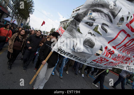 Athènes, Grèce. 1er novembre 2014. Des milliers de personnes se rassemblent devant le parlement à la place Syntagma pour protester contre l'austérité. La manifestation massive a été organisée par des centaines de syndicats autour de la Grèce, la plupart d'entre eux sont affiliés au parti communiste. Credit : Nikolas Georgiou/Alamy Live News Banque D'Images