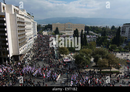 Athènes, Grèce. 1er novembre 2014. Des milliers de personnes se rassemblent devant le parlement à la place Syntagma pour protester contre l'austérité. La manifestation massive a été organisée par des centaines de syndicats autour de la Grèce, la plupart d'entre eux sont affiliés au parti communiste. Credit : Nikolas Georgiou/Alamy Live News Banque D'Images