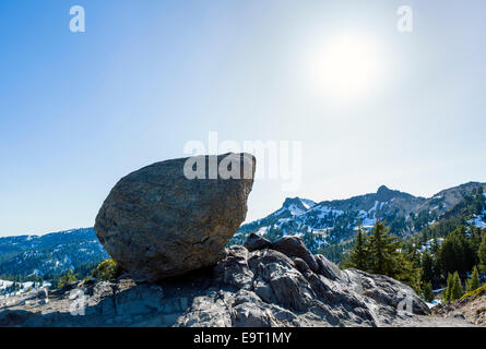 Brokeoff Volcano géant à Boulder, donnent sur l'Autoroute, Pic Lassen Lassen Volcanic National Park, Cascades, California, USA Banque D'Images