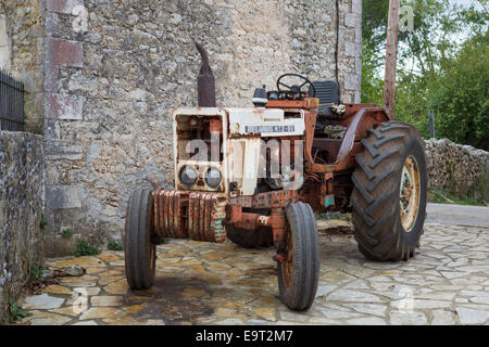 Belarus MTZ-80 vieux tracteur en Grèce Banque D'Images