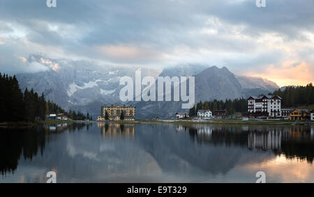 Une réflexion au Lago di Misurina à l'aube, Dolomites, Alpes Italiennes Banque D'Images