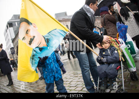 Oslo, Norvège. 06Th Nov, 2014. Un enfant est titulaire d'un depciting le drapeau du Parti des Travailleurs du Kurdistan (PKK) fondateur Abdallah Öcalan à Oslo's Youngstorget Plaza dans le cadre de rassemblements à l'échelle mondiale en solidarité avec la ville syrienne assiégée de Kobani que est devenu le centre de la guerre soutenu par l'Occident contre l'Etat islamique d'insurgés, le 1 novembre 2014. Credit : Ryan Rodrick Beiler/Alamy Live News Banque D'Images