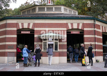 Bâtiment carrousel dans Central Park, New York City. Banque D'Images