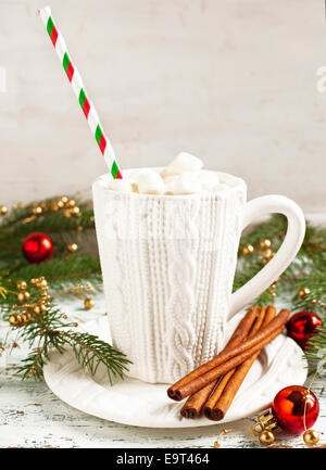 Tasse de chocolat chaud avec de la guimauve. Banque D'Images