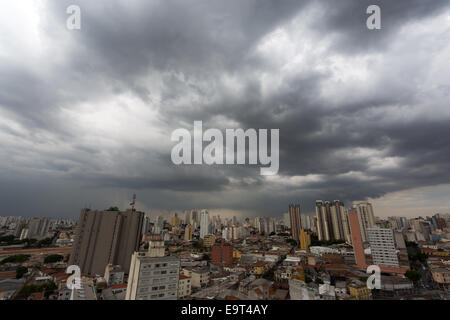 Sao Paulo, Brésil. 1 novembre 2014. Une vue aérienne des nuages de tempête sur les gratte-ciel de la ville de Sao Paulo pendant l'après-midi. Crédit: Andre M. Chang/Alay Live News Banque D'Images