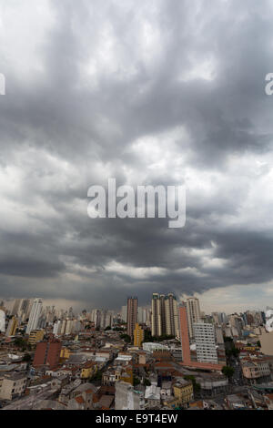 Sao Paulo, Brésil. 1 novembre 2014. Une vue aérienne des nuages de tempête sur les gratte-ciel de la ville de Sao Paulo pendant l'après-midi. Crédit: Andre M. Chang/Alay Live News Banque D'Images