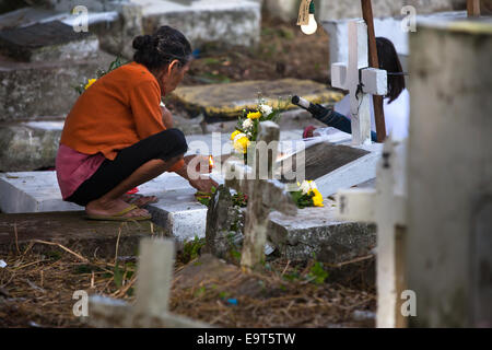 Tous les Jours Saints et toutes les âmes jour correspondant au 1er novembre et 2 novembre, respectivement, est l'une des périodes les plus pour les familles dans les Philippines, une journée du souvenir pour les proches du défunt.Les gens se rendront dans leurs milliers d'être avec leurs familles dans les provinces,visiter les cimetières de l'ensemble, le respect de ceux qui nous ont quitté par l'éclairage des bougies accompagnée par la prière. Dans de nombreux cas, l'Alimentation et boisson seront portées,coller des familles par la tombe d'un séjour tout au long de la journée. Banque D'Images