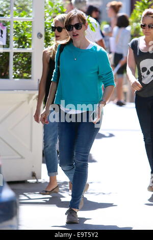 Jennifer Garner vu quitter Brentwood Country Mart après le déjeuner avec des amis à la boutique de la ferme. Avec : Jennifer Garner Où : Los Angeles, California, United States Quand : 29 Avr 2014 Banque D'Images