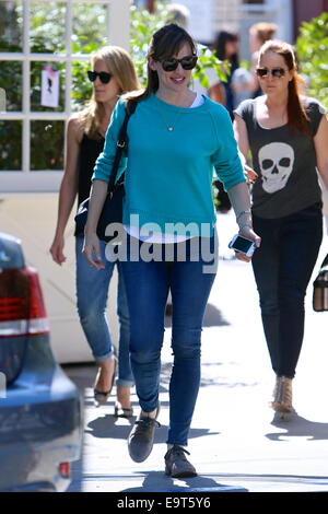 Jennifer Garner vu quitter Brentwood Country Mart après le déjeuner avec des amis à la boutique de la ferme. Avec : Jennifer Garner Où : Los Angeles, California, United States Quand : 29 Avr 2014 Banque D'Images