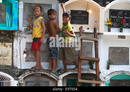 Tous les Jours Saints et toutes les âmes jour correspondant au 1er novembre et 2 novembre, respectivement, est l'une des périodes les plus pour les familles dans les Philippines, une journée du souvenir pour les proches du défunt.Les gens se rendront dans leurs milliers d'être avec leurs familles dans les provinces,visiter les cimetières de l'ensemble, le respect de ceux qui nous ont quitté par l'éclairage des bougies accompagnée par la prière. Dans de nombreux cas, l'Alimentation et boisson seront portées,coller des familles par la tombe d'un séjour tout au long de la journée. Banque D'Images