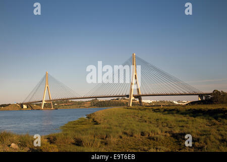 International Guadiana Pont sur la rivière Guadiana reliant le Portugal à l'Espagne dans la lumière du soir, près de Castro Marim, Algarve, Po Banque D'Images