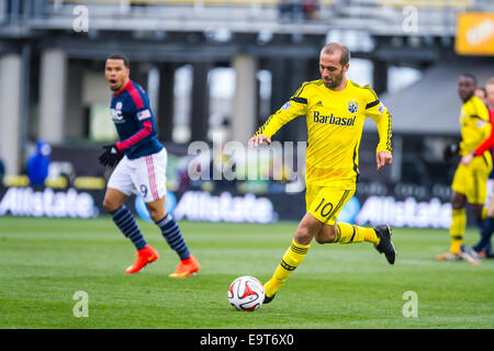 Columbus, Ohio, USA. 06Th Nov, 2014. Columbus Crew avant Federico Higuain (10) s'occupe de la balle dans la première moitié de la première manche de la demi-finale de conférence de l'Est match entre New England Revolution et Columbus Crew de Columbus Crew Stadium, à Columbus OH. Le 1 novembre 2014 .Dorn Byg/CSM Crédit : Cal Sport Media/Alamy Live News Banque D'Images