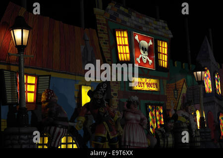 Vue de nuit de pirates windows jaune 'Jolly Roger Inn', Pirate farces Tableau, Blackpool Illuminations Banque D'Images