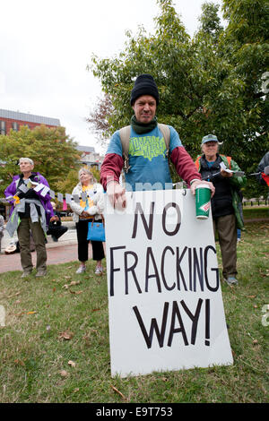 Washington DC, USA. 06Th Nov, 2014. Novembre, 01, 2014, Washington, DC USA : Ed Fallon, le fondateur de la grande marche de l'action pour le climat, ainsi que des membres et sympathisants de l'action climatique, se sont rassemblés à Washington, DC, terminant leur 9 mois de mars à travers le pays qu'ils sont partis de Los Angeles le 1er mars. Credit : B Christopher/Alamy Live News Banque D'Images