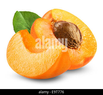 Abricot frais avec la feuille sur fond blanc. Clipping Path Banque D'Images