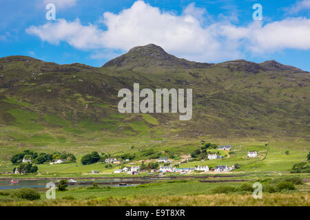 Village écossais traditionnel niché par la rive du seminaire Interreg Juin 2010 Agence de la péninsule d'Ardnamurchan dans l'ouest des Highlands d'ÉCOSSE Banque D'Images